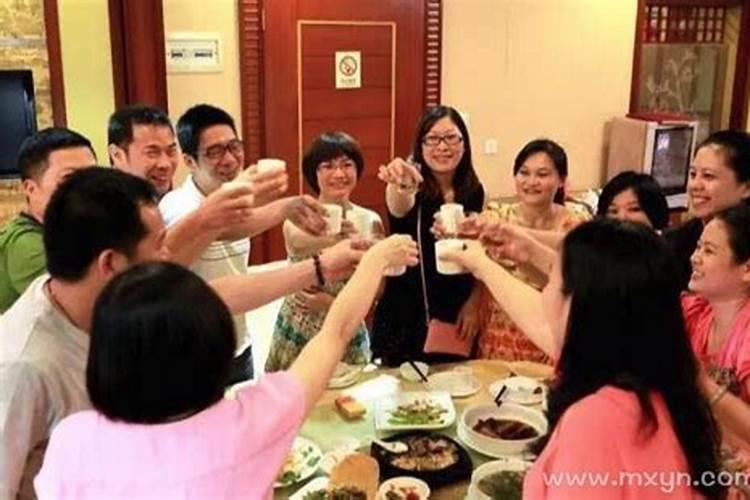 梦见同学聚会吃饭
