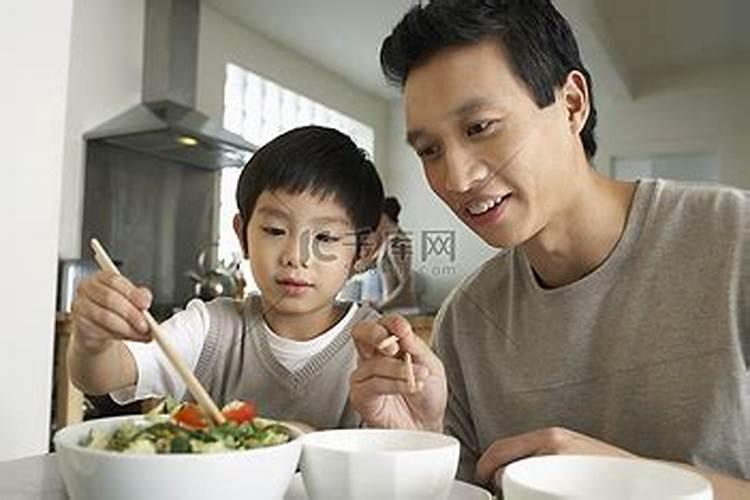 梦见和爸爸在老房子里做饭