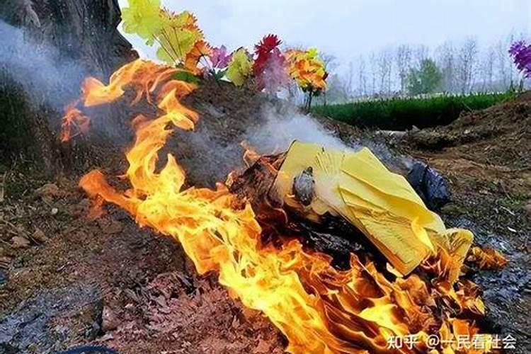 老公的爷爷奶奶不在了,七月十五用陪着公婆去坟上烧纸吗