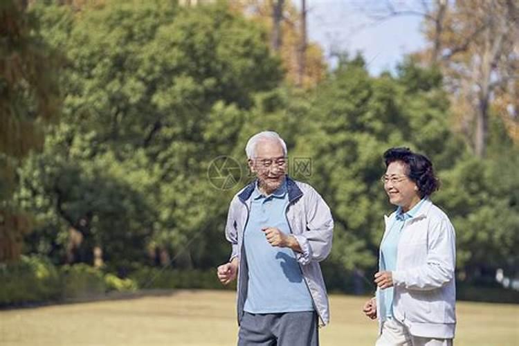 梦见与老人一起吃饭的预兆