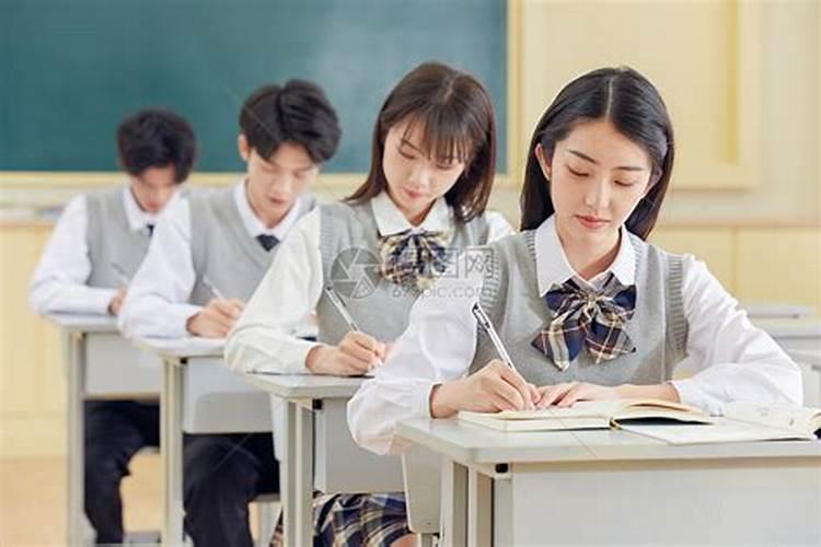 梦见在学校考试是什么意思？