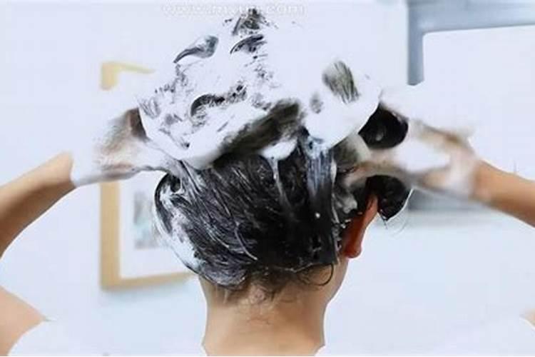 女人梦到做梦自己洗头发是什么意思？