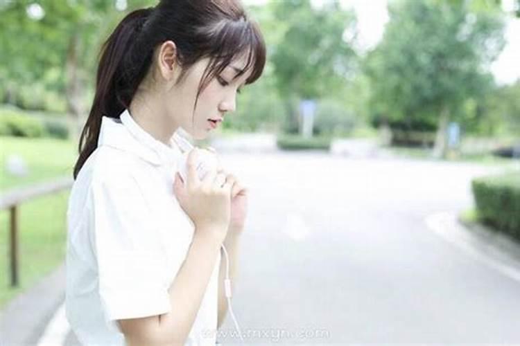 梦见老公和别的女人在一起而不理我,怎么解？