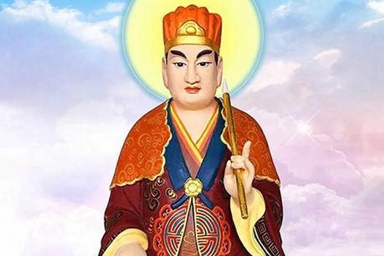梦见被狗咬,咬着我的整个右手,不疼也没破有什么预兆么？谢谢!