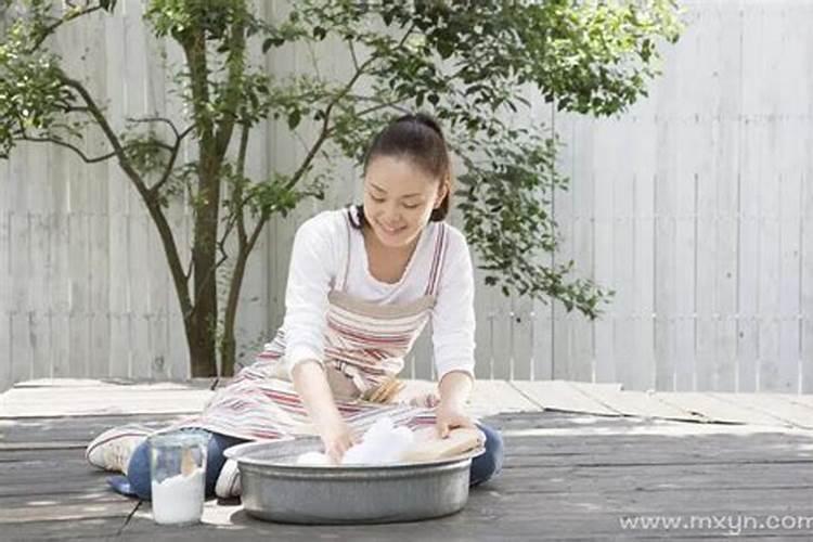 母亲不足一年的新坟由于雨水造成局部下沉,请问能补充些土吗？