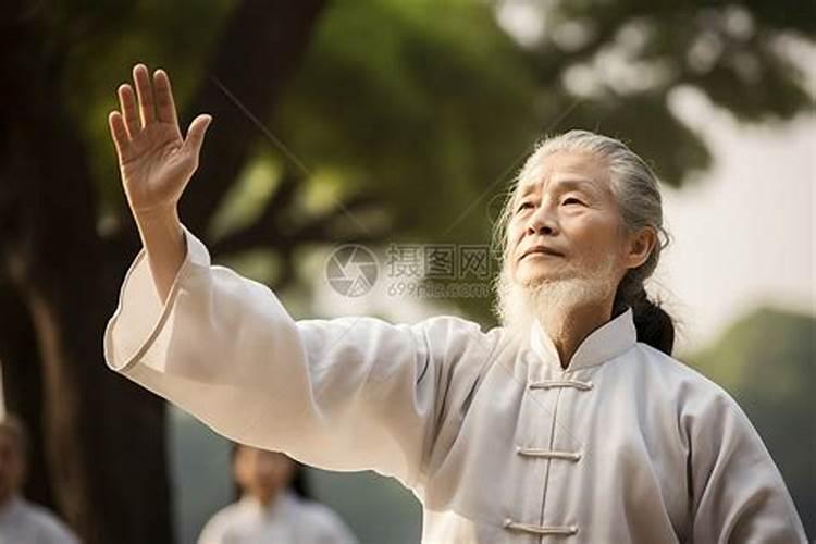 梦见一身白衣的老人的预兆