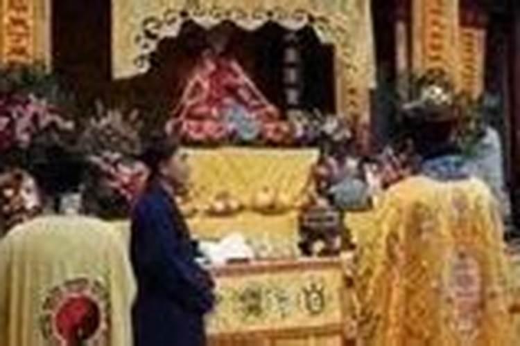 昨晚做梦梦到一条红色的蛇(头好像是三角的)从山上冲下来咬人,我怕被它...