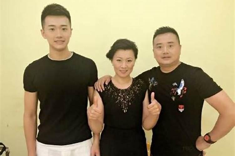 2015年曼谷婴儿介绍2002年泰国曼谷寺庙中的婴儿