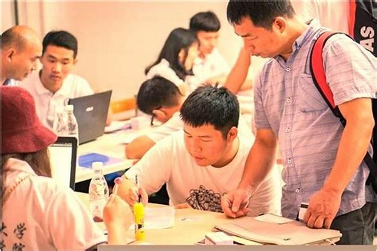 梦见儿子儿媳在外面带了个飘亮的小女孩回家是什么意思？