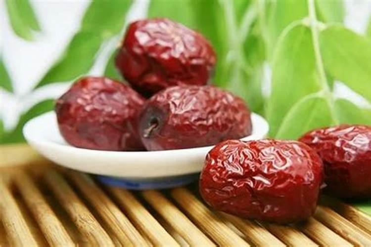 梦见从树上摘果子吃