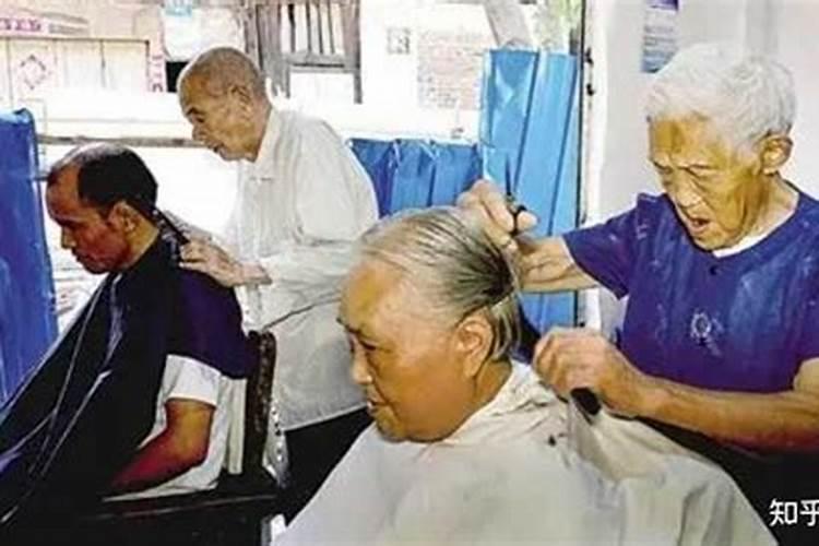 爷爷去世孙子去吊丧应该做什么？