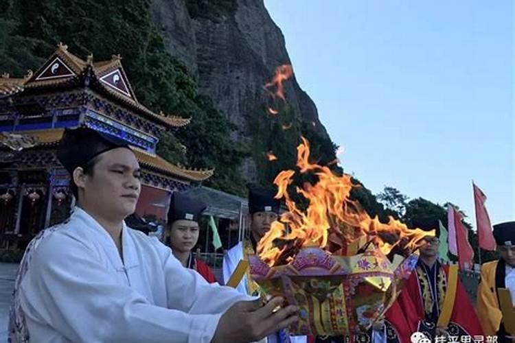 梦见粪坑满满的大便