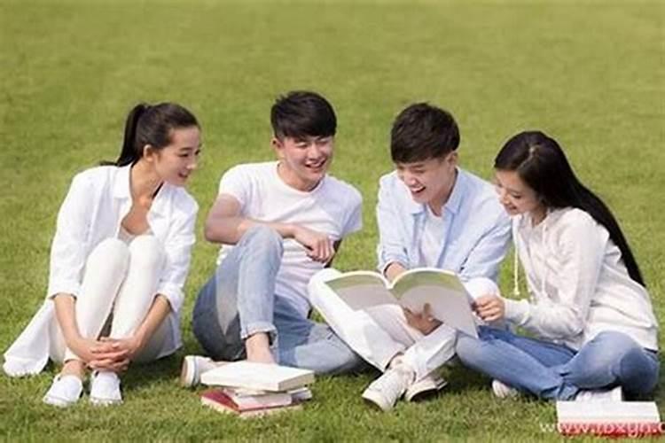 梦见很久不见的老同学,梦到好久不见的同学来我家