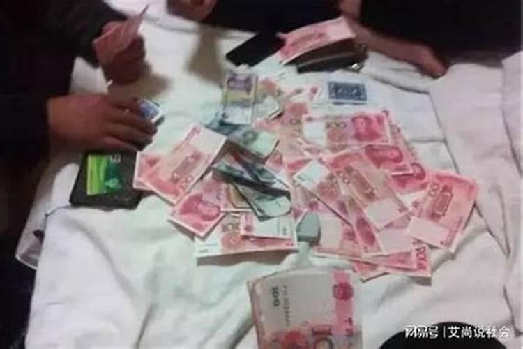梦见妈妈拿好多钱给弟弟一部分？