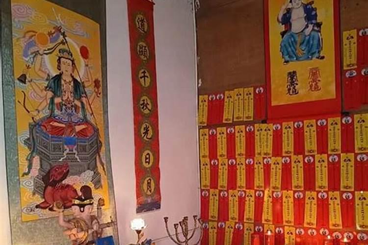 梦见自己屋里和门前停满了车是啥意思？