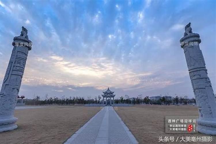 操笑曰:“冬至前后,安得无东南风？何足为怪？” 这句话的今译是什么。百...