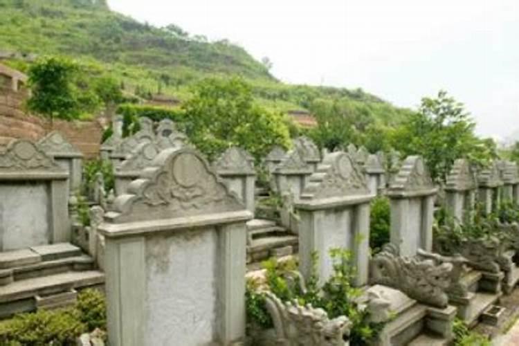 梦见大片墓地是什么意思？