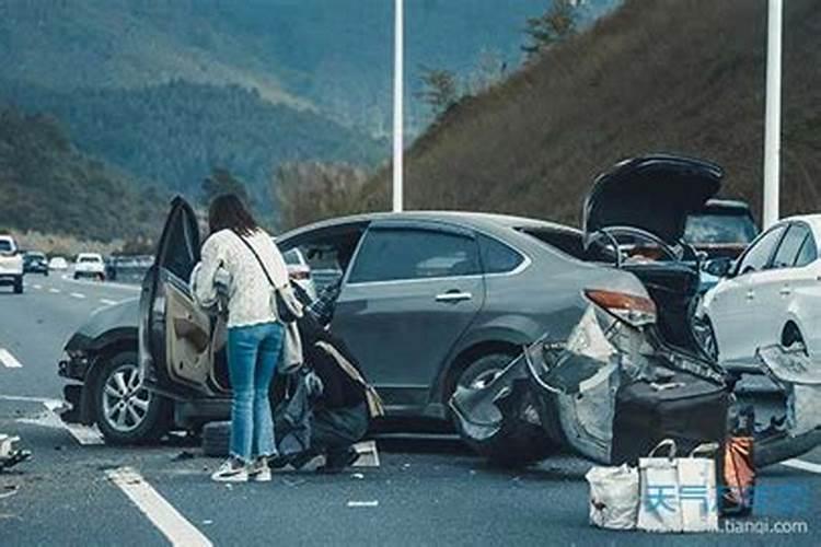 梦见车祸死人现场很惨 梦见车祸死人现场很惨的含义