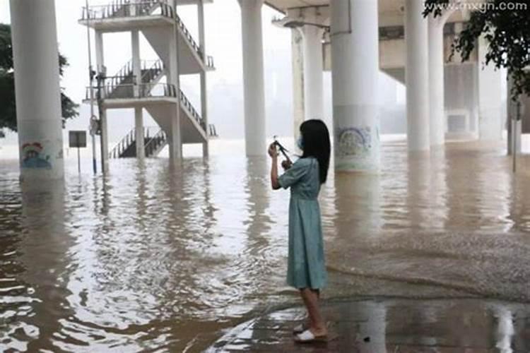 梦见湖水涨满