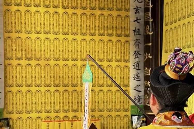 人死后一百岁到寺院怎样做满百仪式？我父亲今年一百岁了,他去世已经好多...