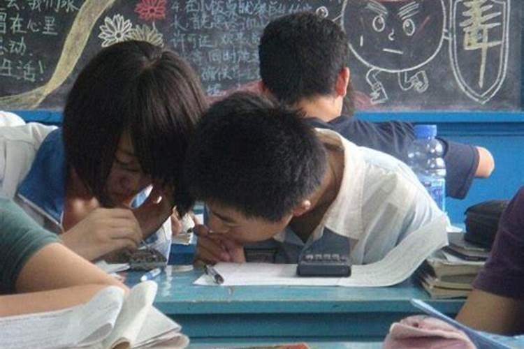 梦见异性老同学是什么意思 梦见异性老同学的寓意