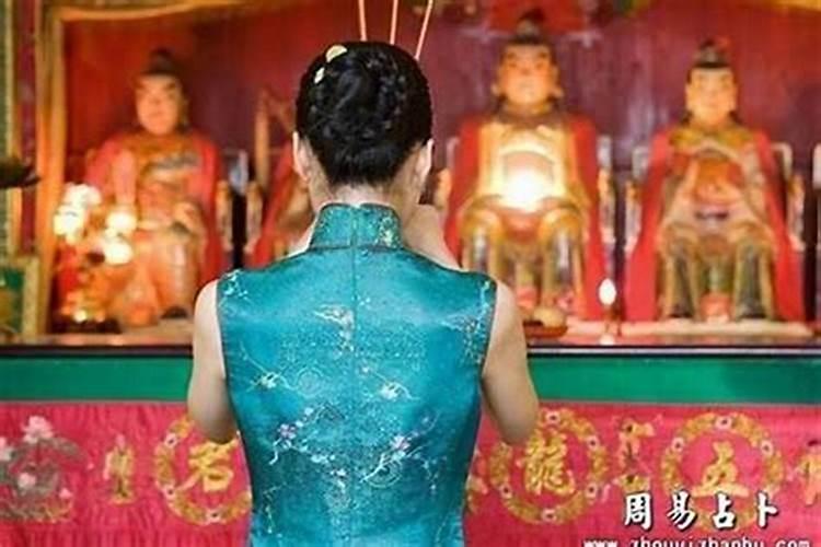 女人梦见蛇咬我的左脚是什么意思