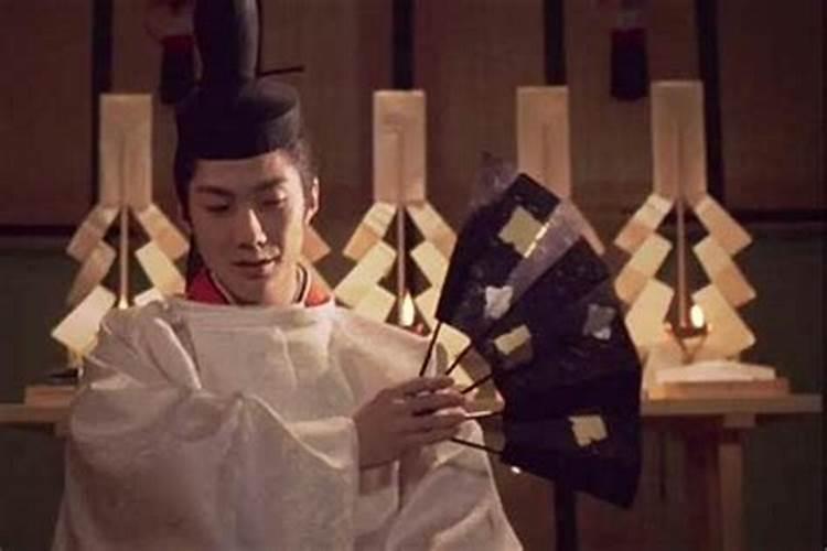 梦见老公死了,我去上坟,哭的很伤心