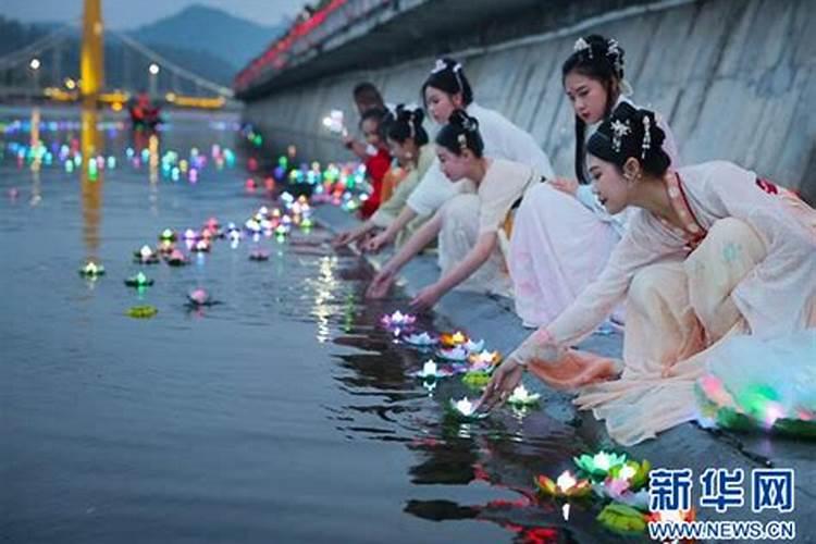 学生党七夕和男/女朋友去餐厅吃饭,吃什么比较浪漫？