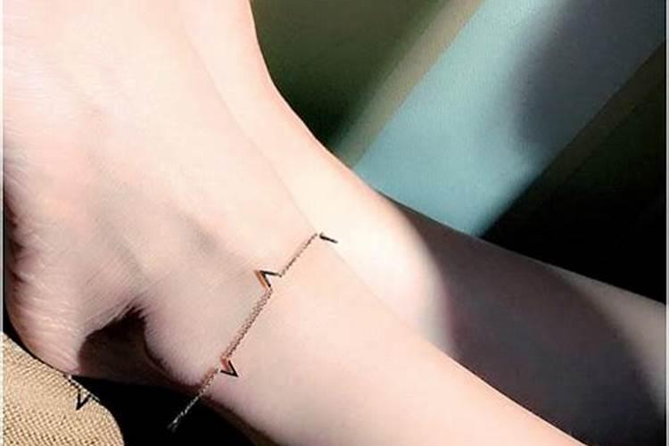 女生本命年红绳脚链带哪个脚