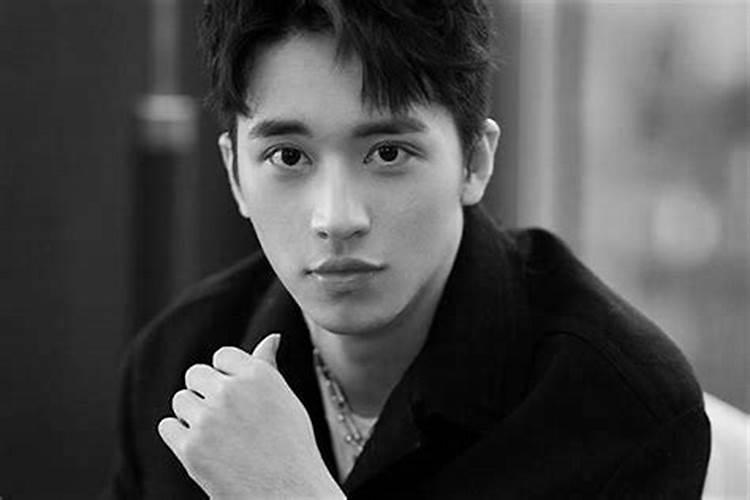 水瓶座的男生渣吗,用行动心疼人的星座男