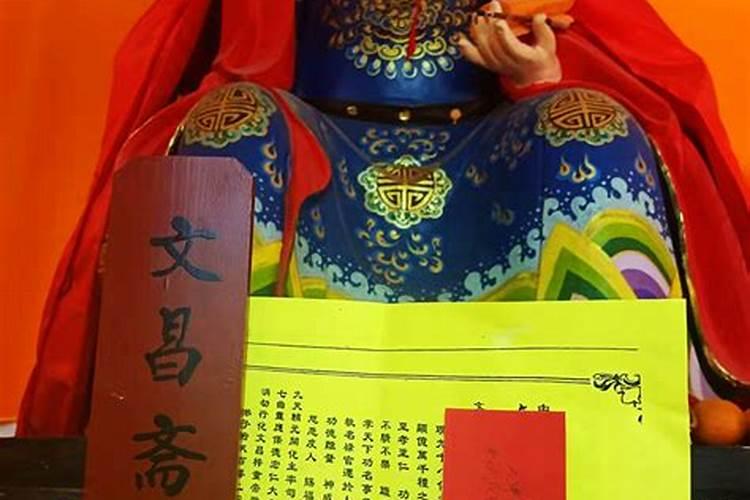 1979年农历8月初8出生的人在五行里是什么命,恳请高人赐教!