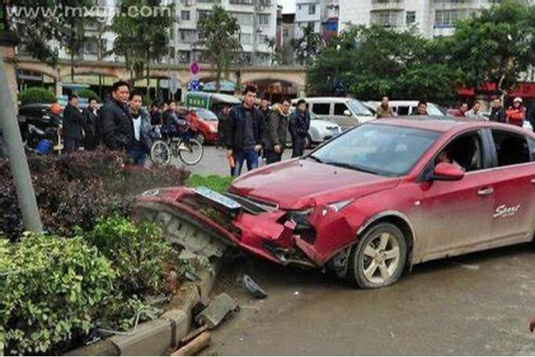 梦见看到别人出车祸是什么预兆