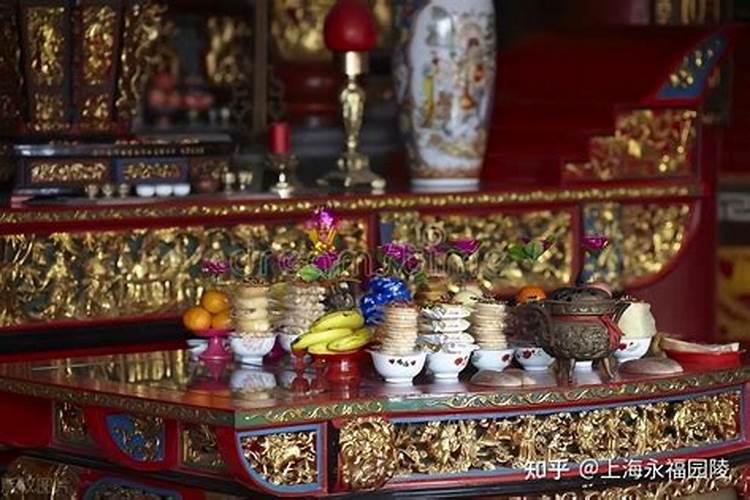家里老人直接从财神供桌拿贡品吃会有什么后果？