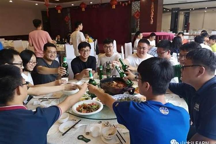 梦见同学聚会吃饭是什么意思 梦见同学聚会吃饭的意思