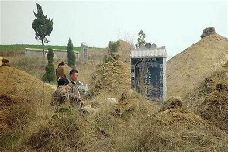梦见往坟墓上添土是什么意思