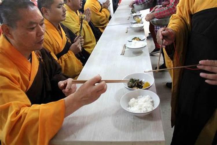 定闲师太为什么自破规矩,也要把掌门之位传给令狐冲？