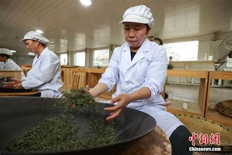 梦见大便解不出来用手挤的预兆