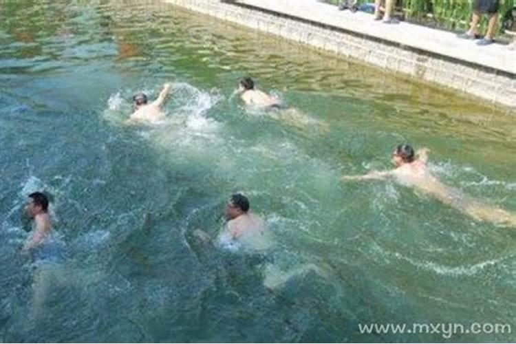 梦见老公在河里游泳