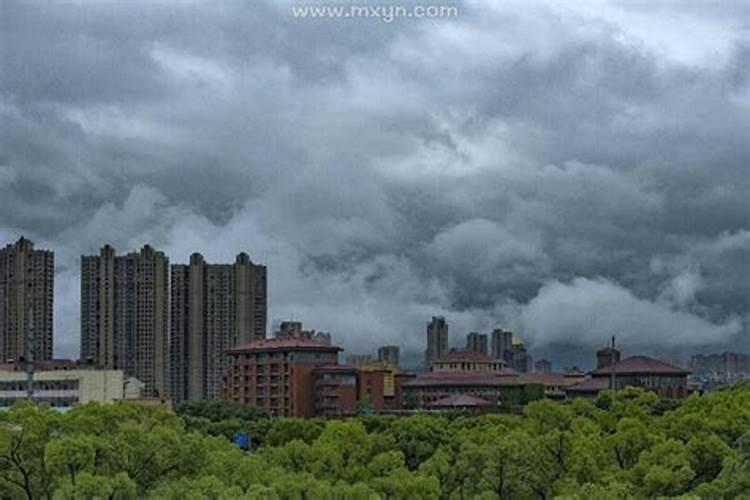 梦见乌云密布暴雨即将来临的预兆