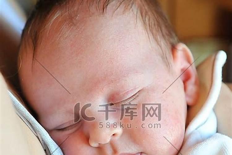女人梦见自己抱着一个小婴儿