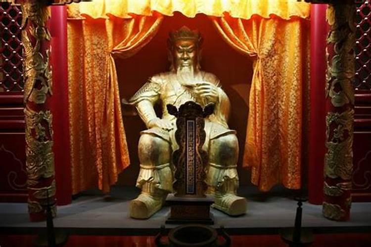 家里有个关公,我也不是太懂,每天都要上香还是到初一十五？