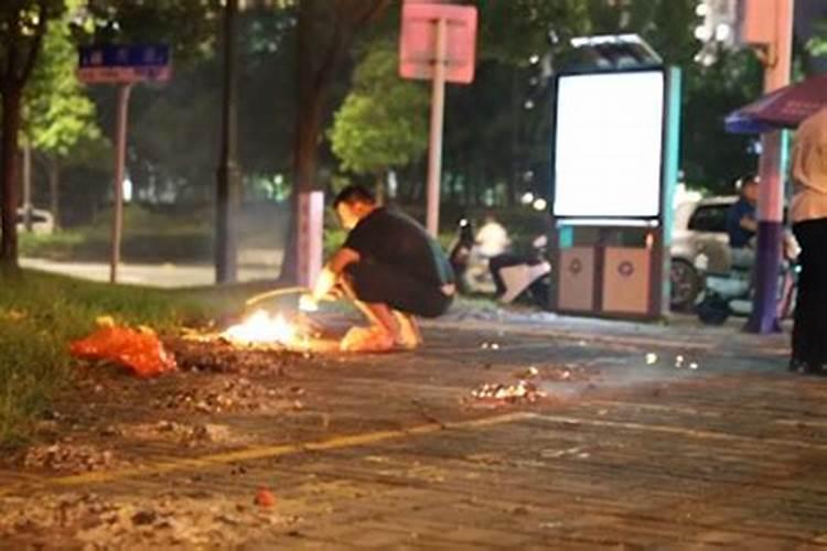 中元节在路边烧纸的风俗是什么时候开始流行的？为什么要这么做？