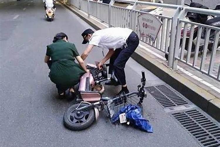 梦见骑电瓶车摔倒的预兆