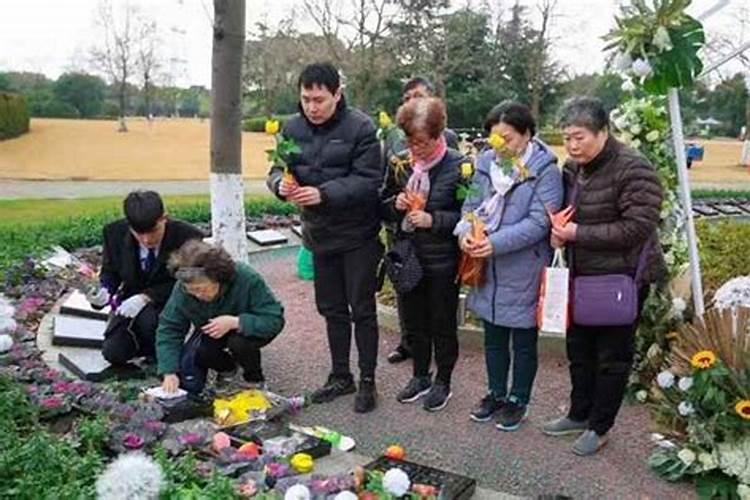 梦见死去的亲人和自己说要吃的的预兆