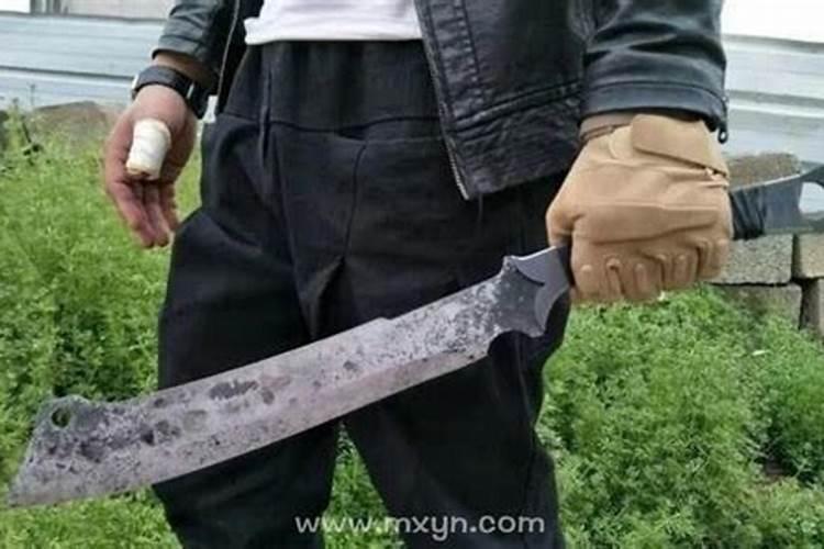 梦见自己持刀砍人是什么预兆？