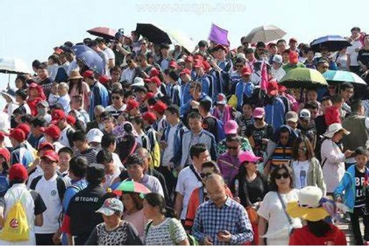 梦到去世的妈妈躺在自家的床上没盖被子是怎么回事？