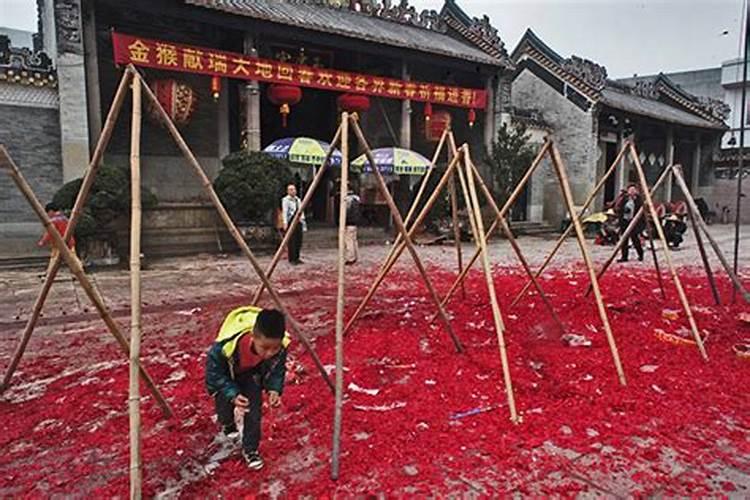 迎接财神放鞭炮在几点钟