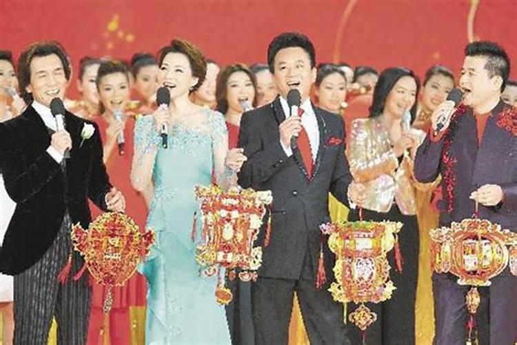 年前爷爷奶奶总把我叔和我妈叫到一起谈话,除夕夜让他俩单独包饺子聊天...