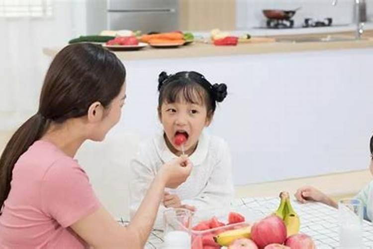 立秋后,宝妈们要想宝宝生病少,“三不睡、三不做、三要吃”,指的是什...