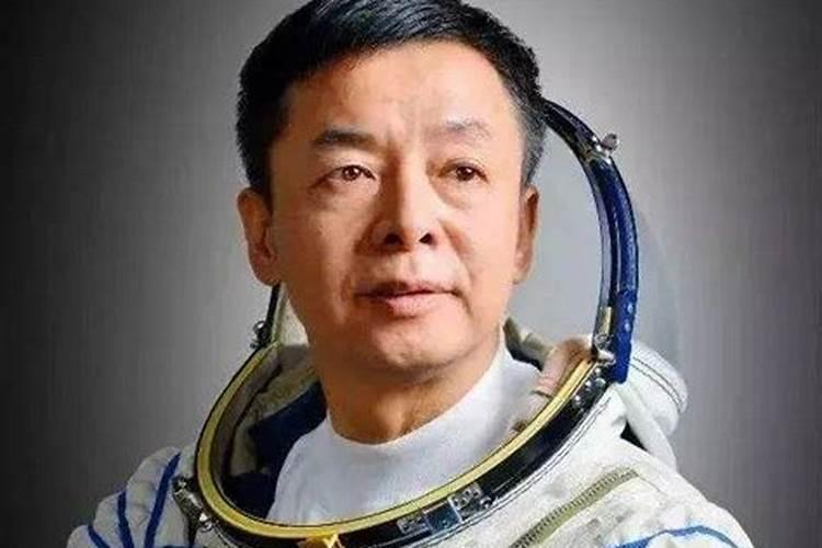 1977年农历六月的蛇什么命,77年属蛇是什么命